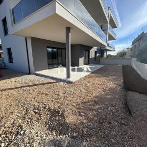 ŠIBENIK, TRIBUNJ – Stan u prizemlju novogradnje s dvorištem! PRILIKA!