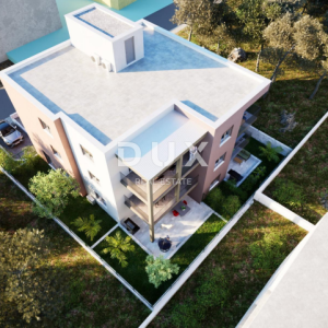 ŠIBENIK, VIDICI – Prizemni stan s parkingom i terasom