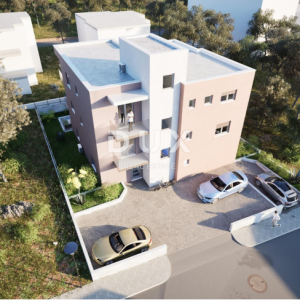 ŠIBENIK, VIDICI – Prizemni stan s parkingom i terasom