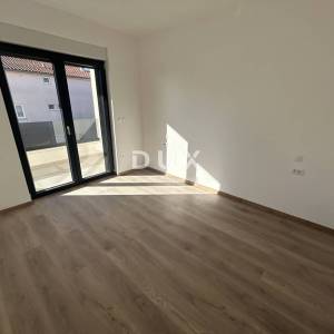 ŠIBENIK, VODICE – Dvoetažni stan s dvorištem na mirnoj lokaciji