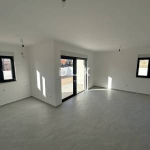 ŠIBENIK, VODICE – Dvoetažni stan s dvorištem na mirnoj lokaciji