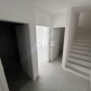 ŠIBENIK, VODICE – Dvoetažni stan s dvorištem na mirnoj lokaciji