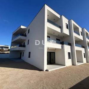 ŠIBENIK, VODICE – Dvoetažni stan s dvorištem na mirnoj lokaciji