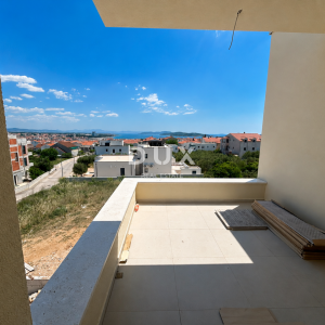 ŠIBENIK, VODICE – Stan na zadnjem katu s panoramskim pogledom na more
