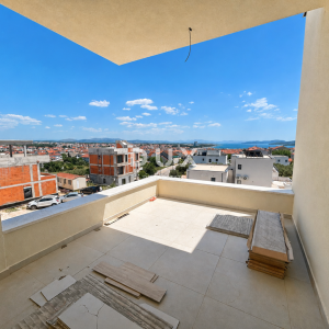 ŠIBENIK, VODICE – Stan na zadnjem katu s panoramskim pogledom na more