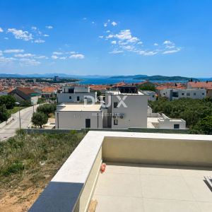 ŠIBENIK, VODICE – Stan na zadnjem katu s panoramskim pogledom na more