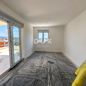 ŠIBENIK, VODICE – Stan na zadnjem katu s panoramskim pogledom na more