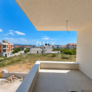 ŠIBENIK, VODICE – Stan s pogledom na more na mirnoj lokaciji, spremište 