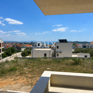ŠIBENIK, VODICE – Stan s pogledom na more na mirnoj lokaciji, spremište 