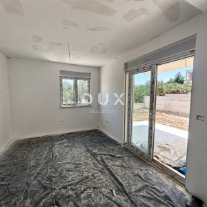 ŠIBENIK, VODICE – Stan u prizemlju s 133m2 vrta, NOVOGRADNJA!