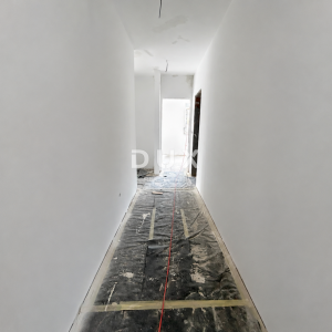 ŠIBENIK, VODICE – Stan u prizemlju s 133m2 vrta, NOVOGRADNJA!
