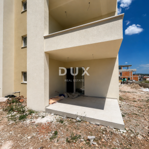ŠIBENIK, VODICE – Stan u prizemlju s 133m2 vrta, NOVOGRADNJA!