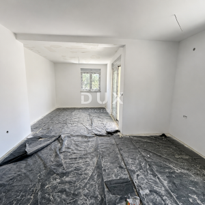 ŠIBENIK, VODICE – Stan u prizemlju s 133m2 vrta, NOVOGRADNJA!