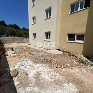 ŠIBENIK, VODICE – Stan u prizemlju s 133m2 vrta, NOVOGRADNJA!