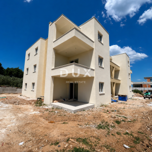 ŠIBENIK, VODICE – Stan u prizemlju s 133m2 vrta, NOVOGRADNJA!