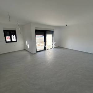 ŠIBENIK, VODICE - Trosoban stan u novogradnji na mirnoj lokaciji