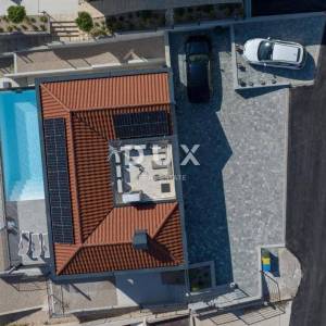 ŠIBENIK, ŽABORIĆ - Moderna luksuzna vila s grijanim bazenom i pogledom na more