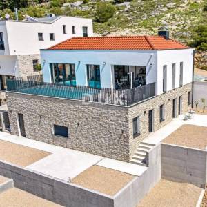 ŠIBENIK, ŽABORIĆ - Moderna luksuzna vila s grijanim bazenom i pogledom na more
