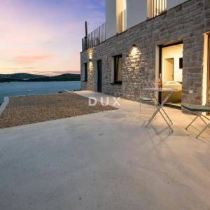 ŠIBENIK, ŽABORIĆ - Moderna luksuzna vila s grijanim bazenom i pogledom na more