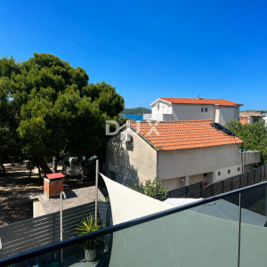 ŠIBENIK, ŽABORIĆ – Stan u novogradnji 150 m od mora s lođom i pogledom na more