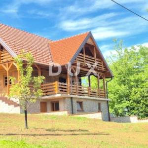 SLUNJ, GORNJI LAĐEVAC - Atraktivna investicija u izgradnji – tradicionalne kuće i 10.000 m² građevinskog zemljišta