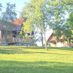 SLUNJ, GORNJI LAĐEVAC - Atraktivna investicija u izgradnji – tradicionalne kuće i 10.000 m² građevinskog zemljišta