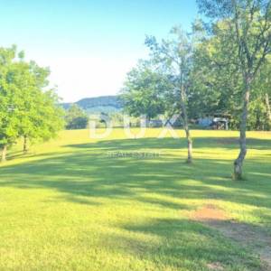 SLUNJ, GORNJI LAĐEVAC - Atraktivna investicija u izgradnji – tradicionalne kuće i 10.000 m² građevinskog zemljišta