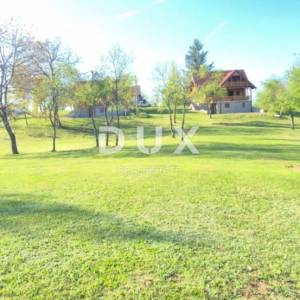 SLUNJ, GORNJI LAĐEVAC - Atraktivna investicija u izgradnji – tradicionalne kuće i 10.000 m² građevinskog zemljišta