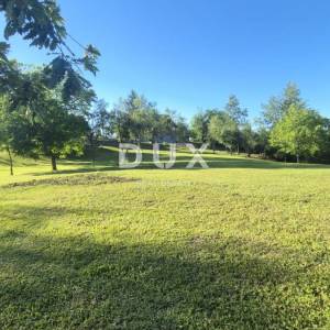 SLUNJ, GORNJI LAĐEVAC - Atraktivna investicija u izgradnji – tradicionalne kuće i 10.000 m² građevinskog zemljišta