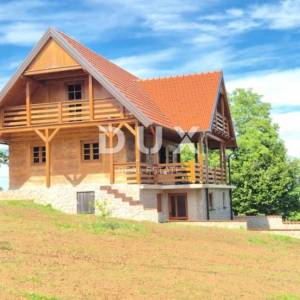 SLUNJ, GORNJI LAĐEVAC - Atraktivna investicija u izgradnji – tradicionalne kuće i 10.000 m² građevinskog zemljišta