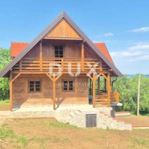 SLUNJ, GORNJI LAĐEVAC - Atraktivna investicija u izgradnji – tradicionalne kuće i 10.000 m² građevinskog zemljišta
