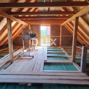 SLUNJ, GORNJI LAĐEVAC - Atraktivna investicija u izgradnji – tradicionalne kuće i 10.000 m² građevinskog zemljišta