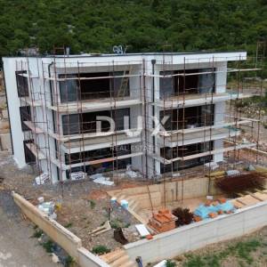 SMOKVICA - 3S+DB sa zajedničkim bazenom 250m od mora u novogradnji