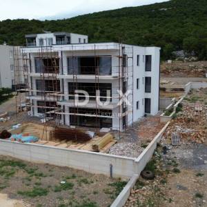 SMOKVICA - 3S+DB sa zajedničkim bazenom 250m od mora u novogradnji