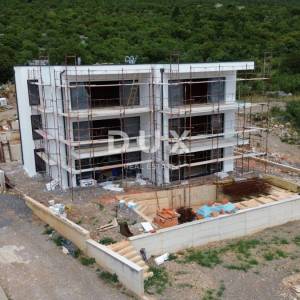 SMOKVICA - 3S+DB sa zajedničkim bazenom 250m od mora u novogradnji