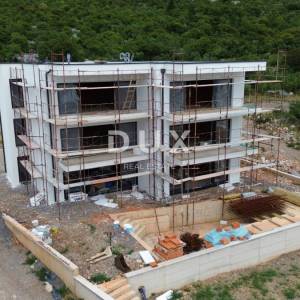 SMOKVICA - 3S+DB sa zajedničkim bazenom 250m od mora u novogradnji