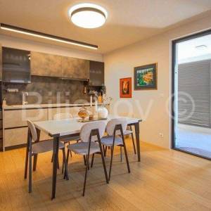 Split, Žnjan prodaja stan 76,50 m2 + 2 parkinga