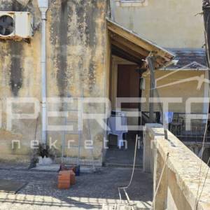 STAMBENO - POSLOVNA ZGRADA S PRAVOMOĆNOM GRAĐEVINSKOM DOZVOLOM ZA REKONSTRUKCIJU