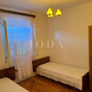Stan na prvom katu kuće s velikim vrtom – Lovran