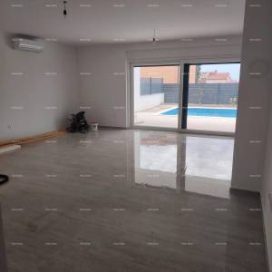 Stan u novogradnji s vrtom i bazenom– Novigrad, 400 m od mora