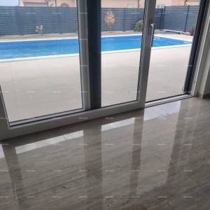 Stan u novogradnji s vrtom i bazenom– Novigrad, 400 m od mora