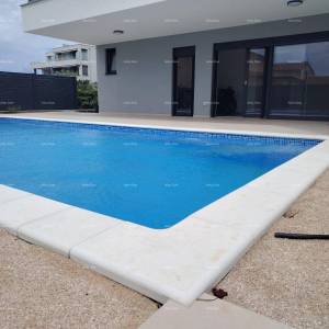 Stan u novogradnji s vrtom i bazenom– Novigrad, 400 m od mora