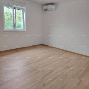 Stan u novogradnji s vrtom i bazenom– Novigrad, 400 m od mora