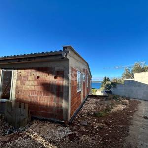 Starigrad, samostojeća vila 128 m2, s bazenom, drugi red do mora