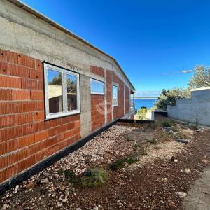 Starigrad, samostojeća vila 128 m2, s bazenom, drugi red do mora