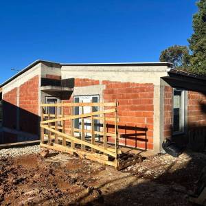 Starigrad, samostojeća vila 128 m2, s bazenom, drugi red do mora