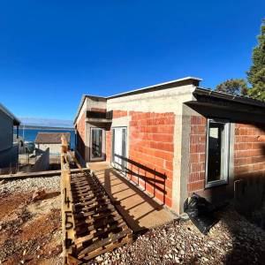 Starigrad, samostojeća vila 128 m2, s bazenom, drugi red do mora