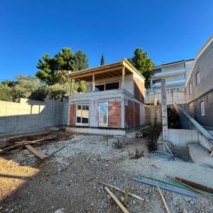 Starigrad, samostojeća vila 128 m2, s bazenom, drugi red do mora