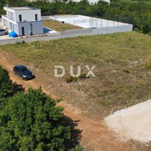 SUKOŠAN, DEBELJAK - Građevinsko zemljište 730m² pravilnog oblika!