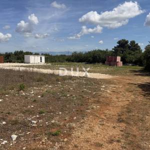 SUKOŠAN, DEBELJAK - Građevinsko zemljište 730m² pravilnog oblika!